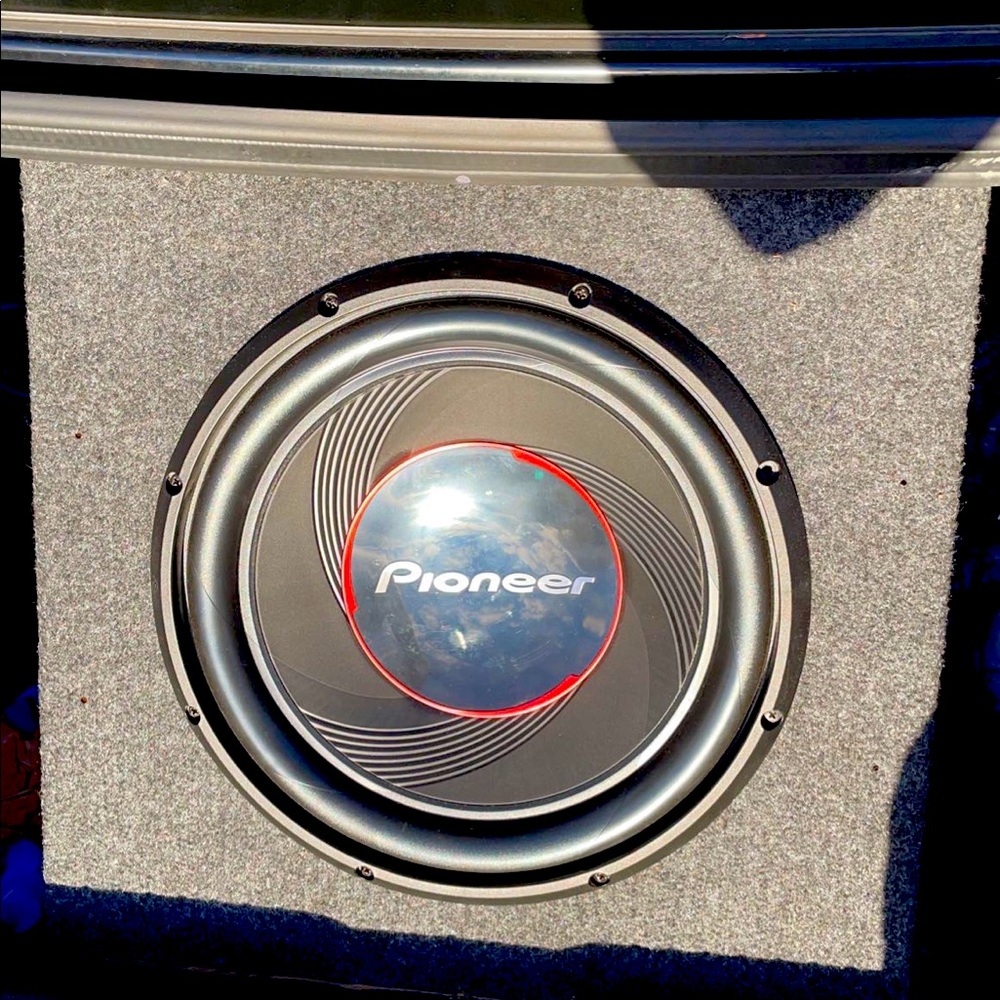 pioneer subwoofer 12’ 1400w and comes with jensen amp 600w and wiring kit